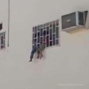 viral-video-shows-two-children-chained-to-apartment-window-in-tabuk_UAE
