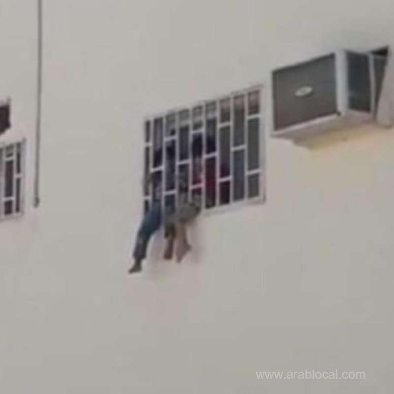 viral-video-shows-two-children-chained-to-apartment-window-in-tabuk-saudi