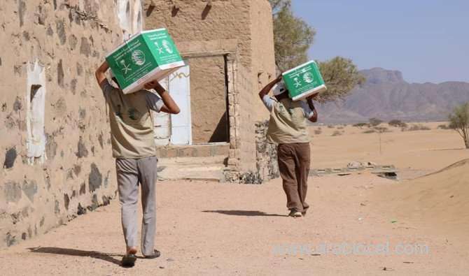 ksrelief-distributes-food-baskets-in-yemen-saudi