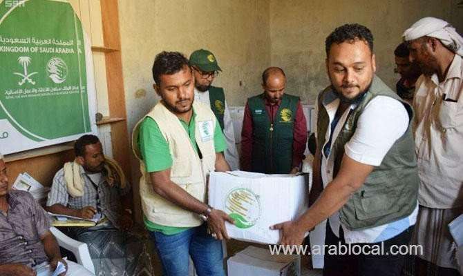 foodstuff-handed-out-to-displaced-people-in-yemen-saudi