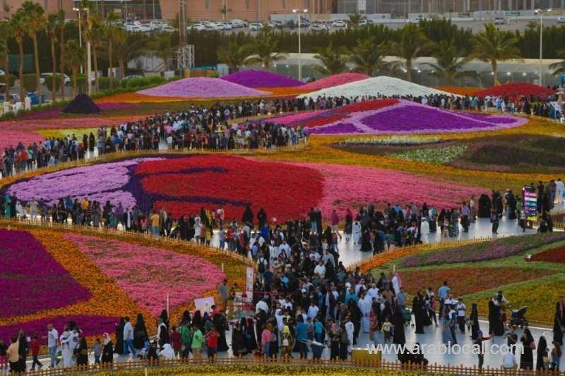 flower-show-of-yanbu-has-been-attracting-tens-of-thousands-of-visitors-saudi