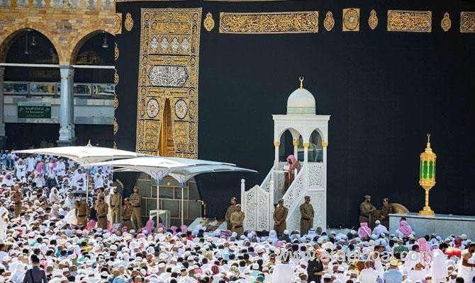 king-salman’s-guests-offer-friday-prayers-in-makkah-saudi