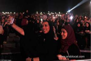 saudi-women-enjoy-pop-concert-with-plenty-of-selfies,-smiles-and-songs-,-but-they-are-banned-from-dancing-or-swaying-inappropriately_UAE
