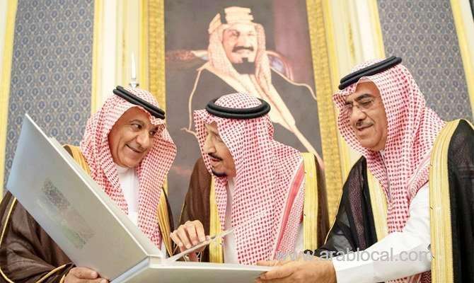 king-salman-receives-saudi-media-officials,-writers-saudi