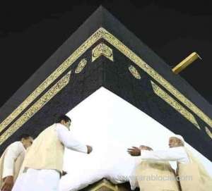 kaaba-kiswa-is-lifted-up-to-3-meters-from-the-ground_UAE