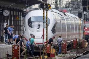 boy-dies-after-being-pushed-onto-train-tracks_UAE