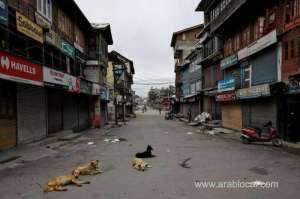 kashmiris-queue-for-two-minute-phone-access_UAE