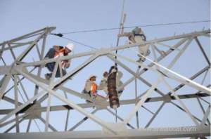 saudi-engineers-and-technicians-repair-damage-caused-by-lightning-and-storms-at-night_saudi