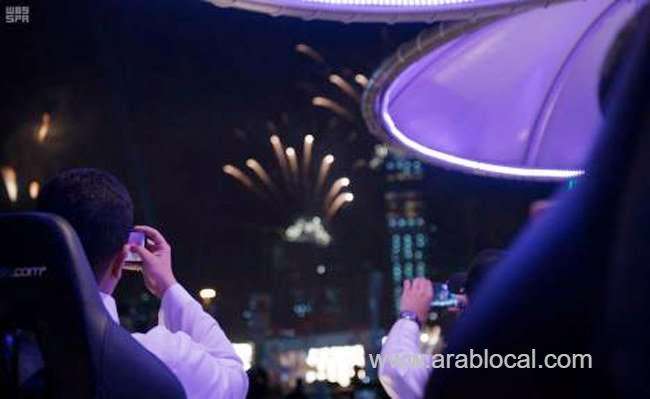 lovers-of-heights-dine-in-sky-50-meters-above-riyadh-saudi