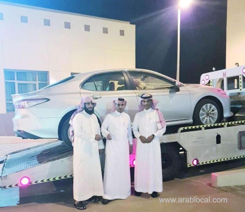 family-of-mahayel-asirs-teacher-receives-a-car-from-emir-of-asir-saudi