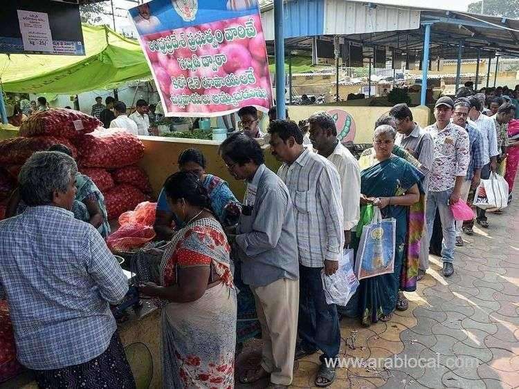 55-year-old-man-dies-in-a-queue-to-buy-onions--india-saudi