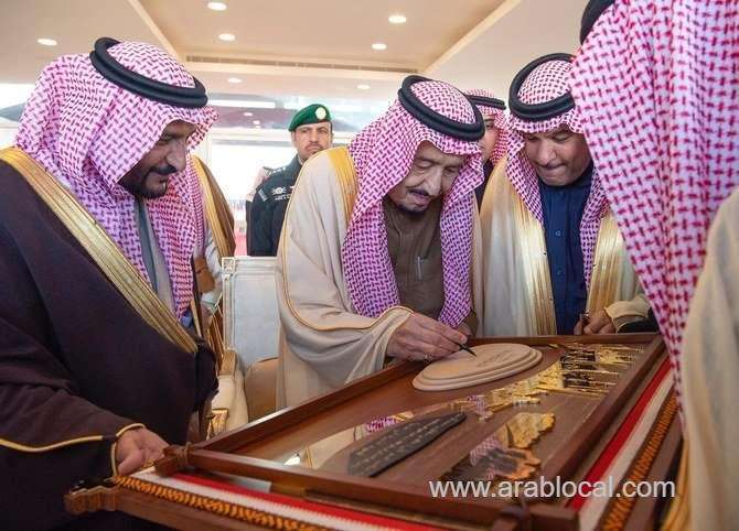 king-salman-awards-race-and-beauty-contest-winners-during-camel-festival-saudi