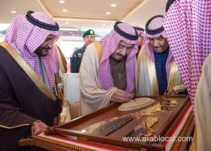 king-salman-awards-race-and-beauty-contest-winners-during-camel-festival_UAE