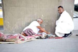 decision-of-traffic-department-to-ban-private-buses-makes-bus-driver-as-beggar_saudi