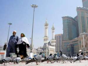 saudi-arabia-suspends-prayer-in-all-mosques-except-holy-makkah-and-madinah-sites_UAE