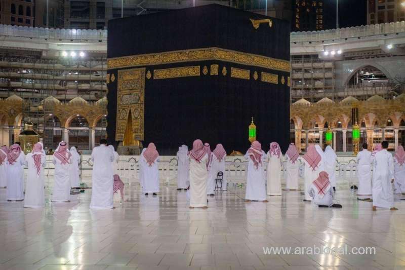 worshipers-maintain-social-distancing-during-taraweeh-saudi