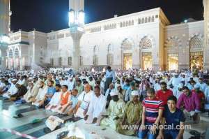 worshippers-perform-second-taraweeh-prayer-on-the-second-night-of-ramadan_saudi