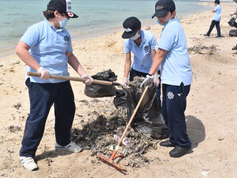 Elementary pupils from Jeddah Private International School lend a hand to clean up Salman beach