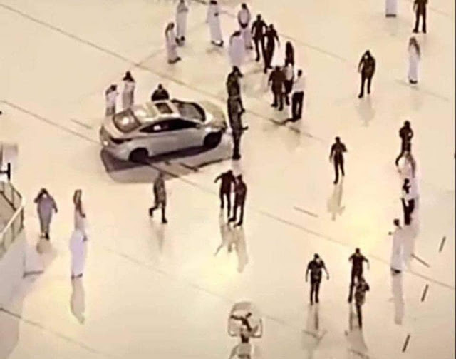 Car ploughs through Grand Mosque courtyard in Makkah, crashes into door