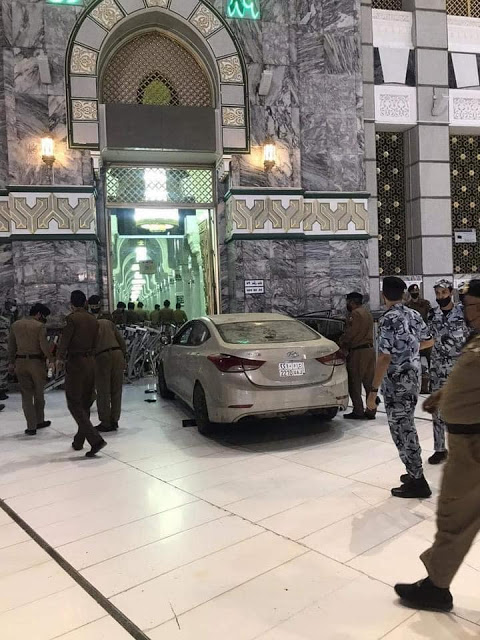 Car ploughs through Grand Mosque courtyard in Makkah, crashes into door