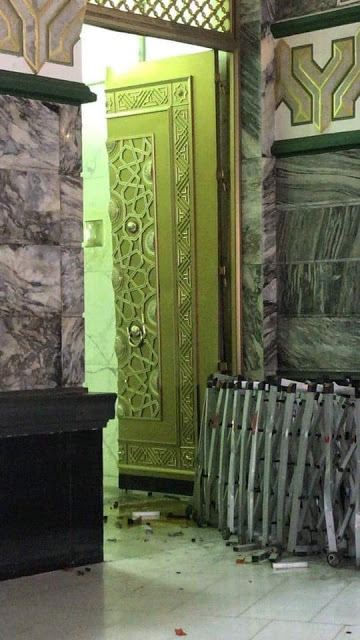 Car ploughs through Grand Mosque courtyard in Makkah, crashes into door