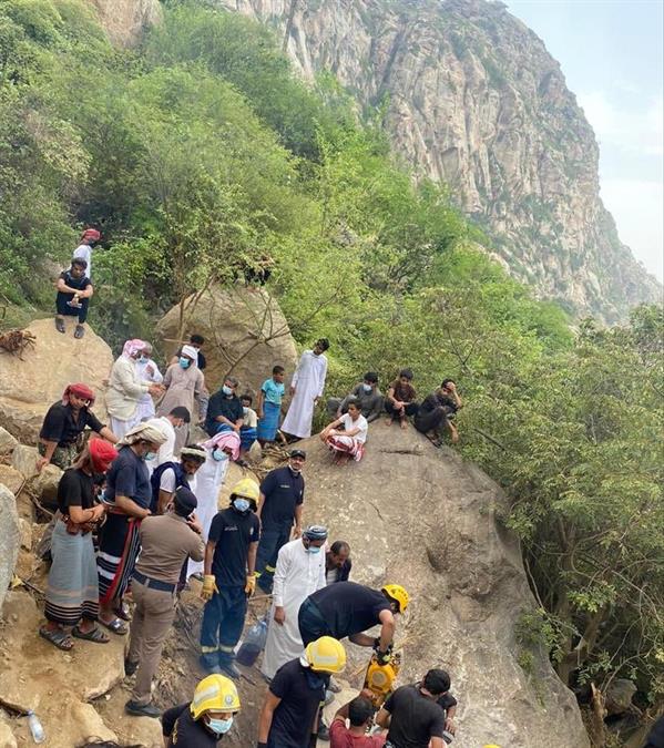 The “Civil Defense” extracts the bodies of the four young men whose vehicle fell on a mountain slope in al-Ardah 