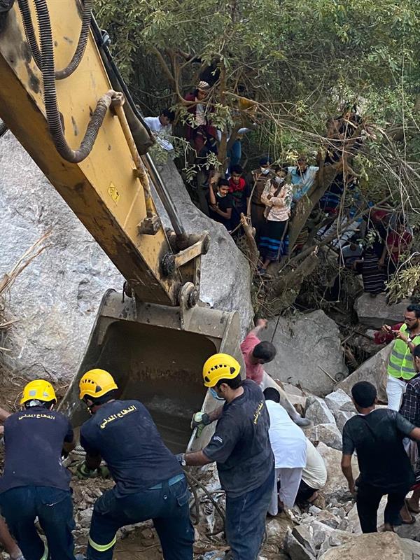 The “Civil Defense” extracts the bodies of the four young men whose vehicle fell on a mountain slope in al-Ardah 