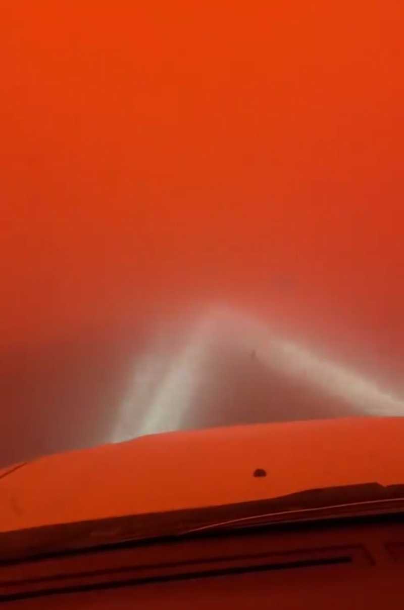 severe sandstorm hits Arar Saudi Arabia and moves towards Kuwait