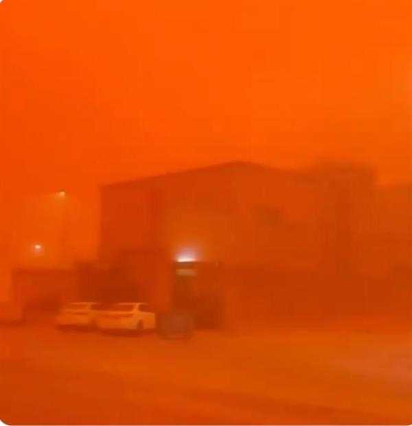 severe sandstorm hits Arar Saudi Arabia and moves towards Kuwait